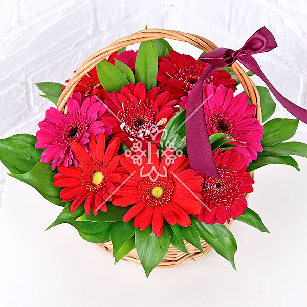 Вместо тысячи слов – композиция из гербер в плетеной корзинке Вместо тысячи слов - композиция из гербер в плетеной корзинке